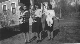 gladys-bobby--mae-harold--eva-richard laceys at parkston ny 1945.jpg